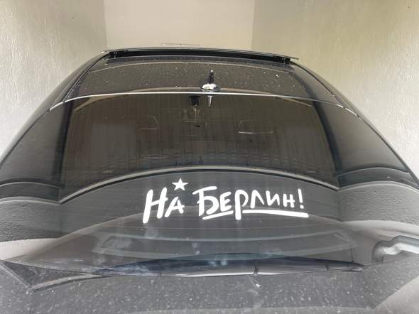 Darf ich diesen Aufkleber auf meine Heckscheibe kleben? (Recht)