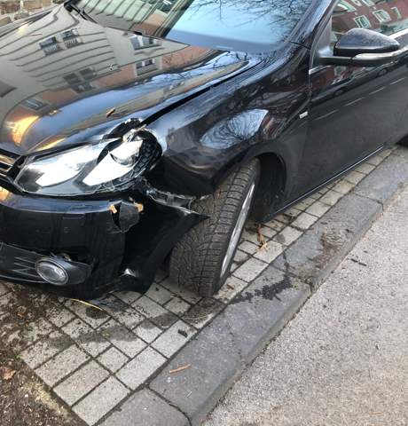 Unfall gegen Baum gefahren, VW Golf VI cabrio?